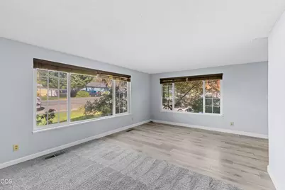 241 NE Savage Street, Grants Pass, OR 97526 - Photo 8