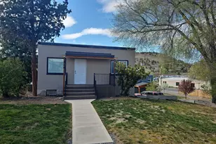 316 SW 1st St, Madras, OR 97741 - Photo 6