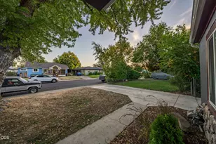 842 W 13th St, Medford, OR 97501 - Photo 42