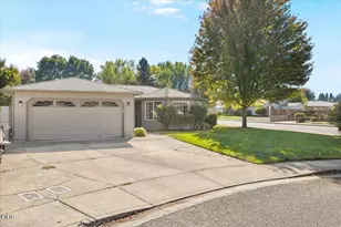 1198 Glengrove Ave, Central Point, OR 97502 - Photo 2