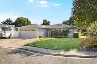 1198 Glengrove Avenue, Central Point, OR 97502 - Photo 2