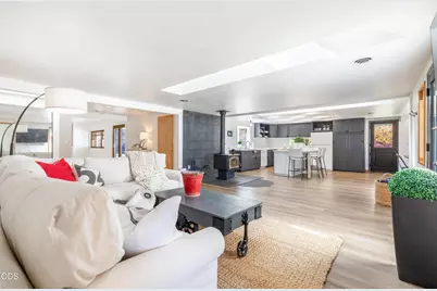 305 W Washington Avenue, Sisters, OR 97759 - Photo 8