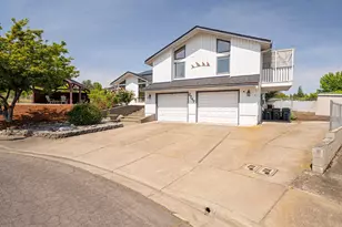 2747 Jessica Cir, Medford, OR 97504 - Photo 2