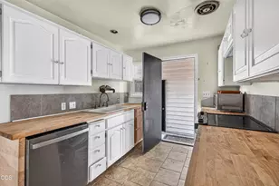 1020 Oak St, Central Point, OR 97502 - Photo 6