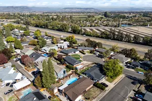1011 Hermosa Dr, Central Point, OR 97502 - Photo 40