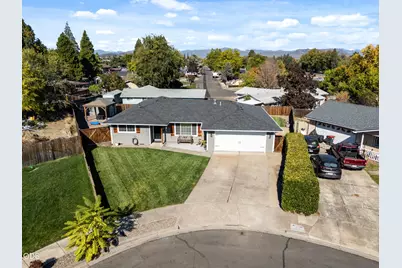 1011 Hermosa Drive, Central Point, OR 97502 - Photo 2