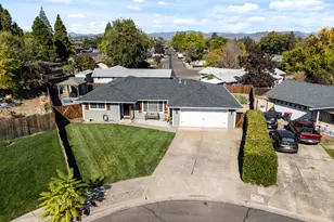 1011 Hermosa Dr, Central Point, OR 97502 - Photo 2