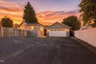 1908 Cunningham Ave, Medford, OR 97501 - Photo 2