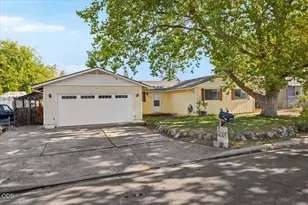 1310 Vista Dr, Central Point, OR 97502 - Photo 2