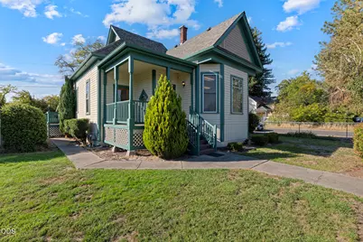 411 NW E Street, Grants Pass, OR 97526 - Photo 2