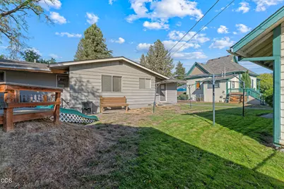 411 NW E Street, Grants Pass, OR 97526 - Photo 28