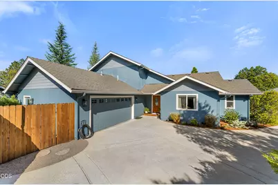 227 Sapphire Court, Grants Pass, OR 97527 - Photo 2