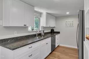 300 Shafer Ln, Jacksonville, OR 97530 - Photo 8