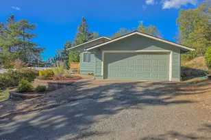 1111 NE Beacon Dr, Grants Pass, OR 97526 - Photo 2