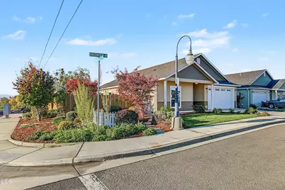 103 Greenview Drive, Eagle Point, OR 97524 - Photo 2