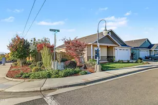103 Greenview Dr, Eagle Point, OR 97524 - Photo 2