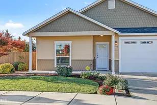 103 Greenview Dr, Eagle Point, OR 97524 - Photo 4