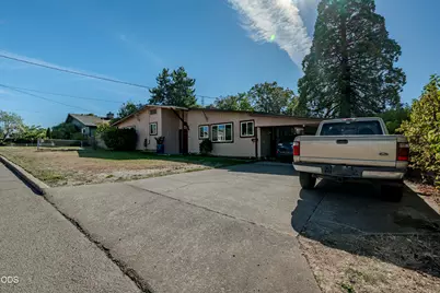 202 Kings Way, Central Point, OR 97502 - Photo 2