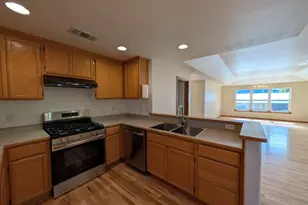 1065 Shayla Ln, Central Point, OR 97502 - Photo 2