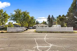 833 Beall Ln, Medford, OR 97502 - Photo 2