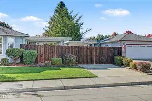 1902 McKenzie Dr, Medford, OR 97501 - Photo 40