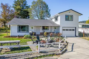 720 NW Morgan Ln, Grants Pass, OR 97526 - Photo 2