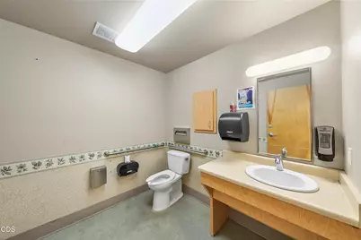 1249 Plaza Boulevard #A/B, Central Point, OR 97502 - Photo 32