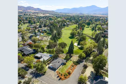 101 Greenway Drive, Medford, OR 97504 - Photo 2