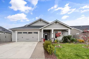 3878 Arena Dr, Medford, OR 97504 - Photo 2