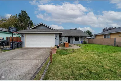 922 Hopkins Road, Central Point, OR 97502 - Photo 2