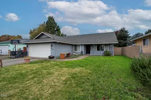 922 Hopkins Rd, Central Point, OR 97502 - Photo 1