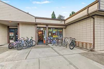 752 Hopkins Road, Central Point, OR 97502 - Photo 2