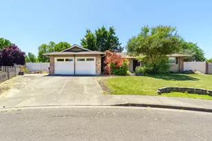 2201 Arctic Cir, Medford, OR 97504 - Photo 1