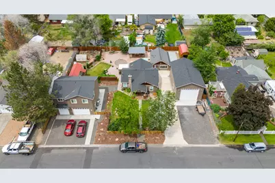 233 NW Cedar Avenue, Redmond, OR 97756 - Photo 1