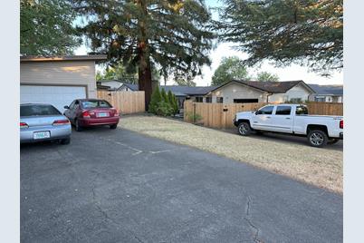 1316 Queen Anne Avenue, Medford, OR 97504 - Photo 1