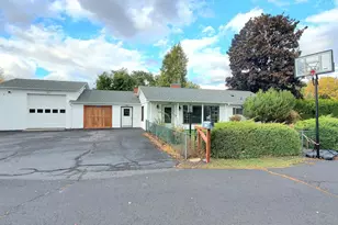 810 NE Crest Dr, Prineville, OR 97754 - Photo 1