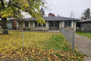 302 SW Marion Ln, Grants Pass, OR 97527 - Photo 1