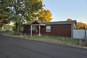 633 E Archwood Dr, Eagle Point, OR 97524 - Photo 1