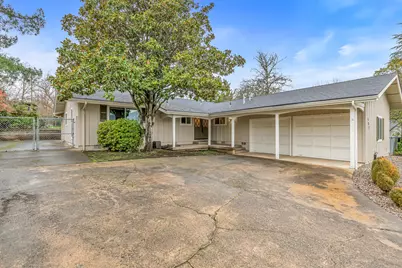 557 Girard Circle, Medford, OR 97504 - Photo 1