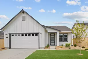2872 NE Pinnacle Pl, Bend, OR 97701 - Photo 1