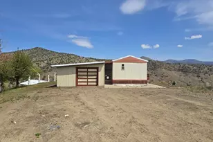 301 SW Huddleston Heights Dr, Mitchell, OR 97750 - Photo 1