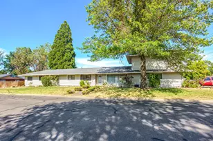 1110 Crown Ave, Central Point, OR 97502 - Photo 1