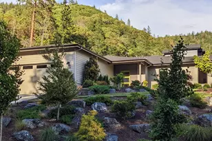 139 NE Vertical Dr, Grants Pass, OR 97526 - Photo 1