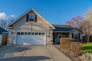 548 Blue Heron Dr, Central Point, OR 97502 - Photo 1