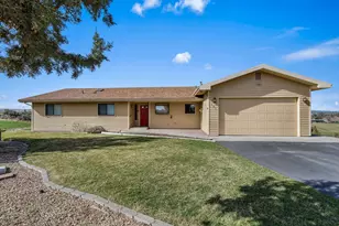 191 SW Cascade Ln, Madras, OR 97741 - Photo 1