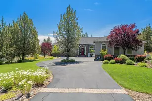 8550 Coopers Hawk Dr, Redmond, OR 97756 - Photo 1