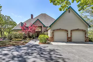 6776 Laurelcrest Dr, Medford, OR 97504 - Photo 1