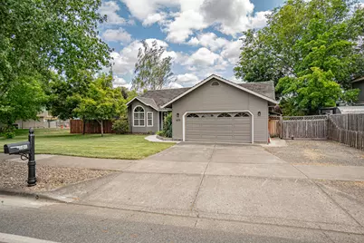 609 Crystal Drive, Eagle Point, OR 97524 - Photo 1