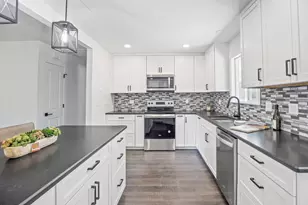 208 Macnew Ln, Grants Pass, OR 97527 - Photo 1