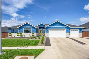 3203 Broken Top Wy, Medford, OR 97504 - Photo 1